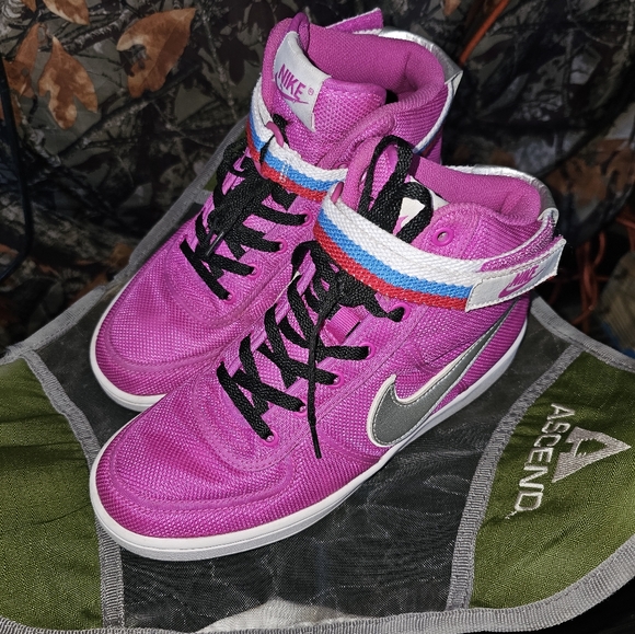 Pink Nikes size 6.5y - Picture 3 of 4